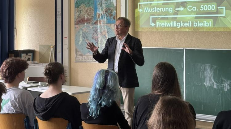 Rainer Semet im Gespräch mit den Schülerinnen und Schülern der Otterstein-Realschule