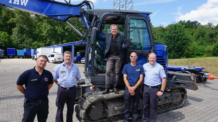 Rainer Semet mit Vertretern des THW-Ortsverbands Pforzheim